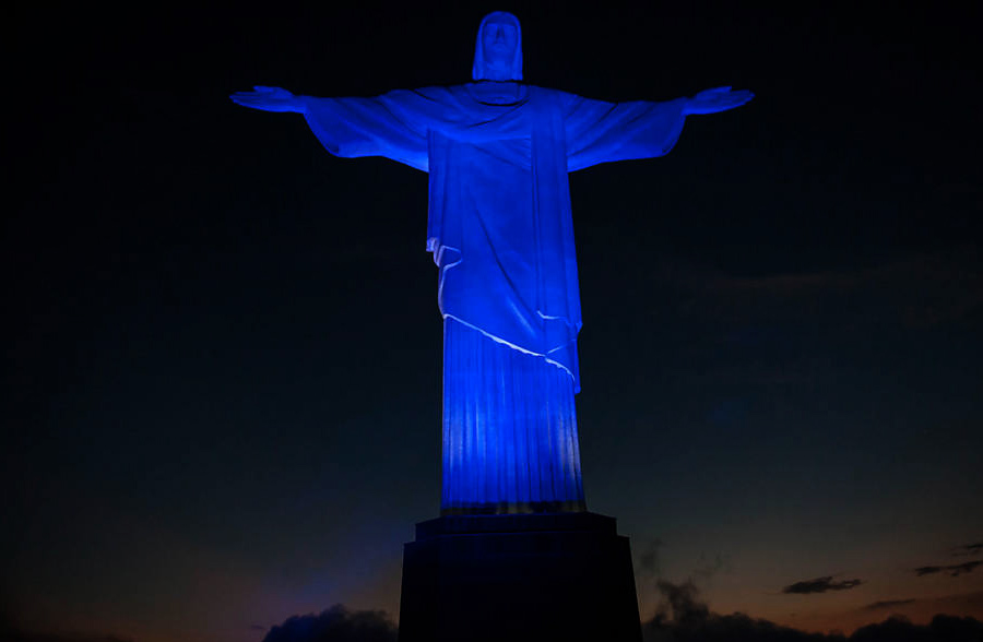 Cristo Redentor iludindo de azul para Dia Mundial de Conscientização do Autismo — Tismoo